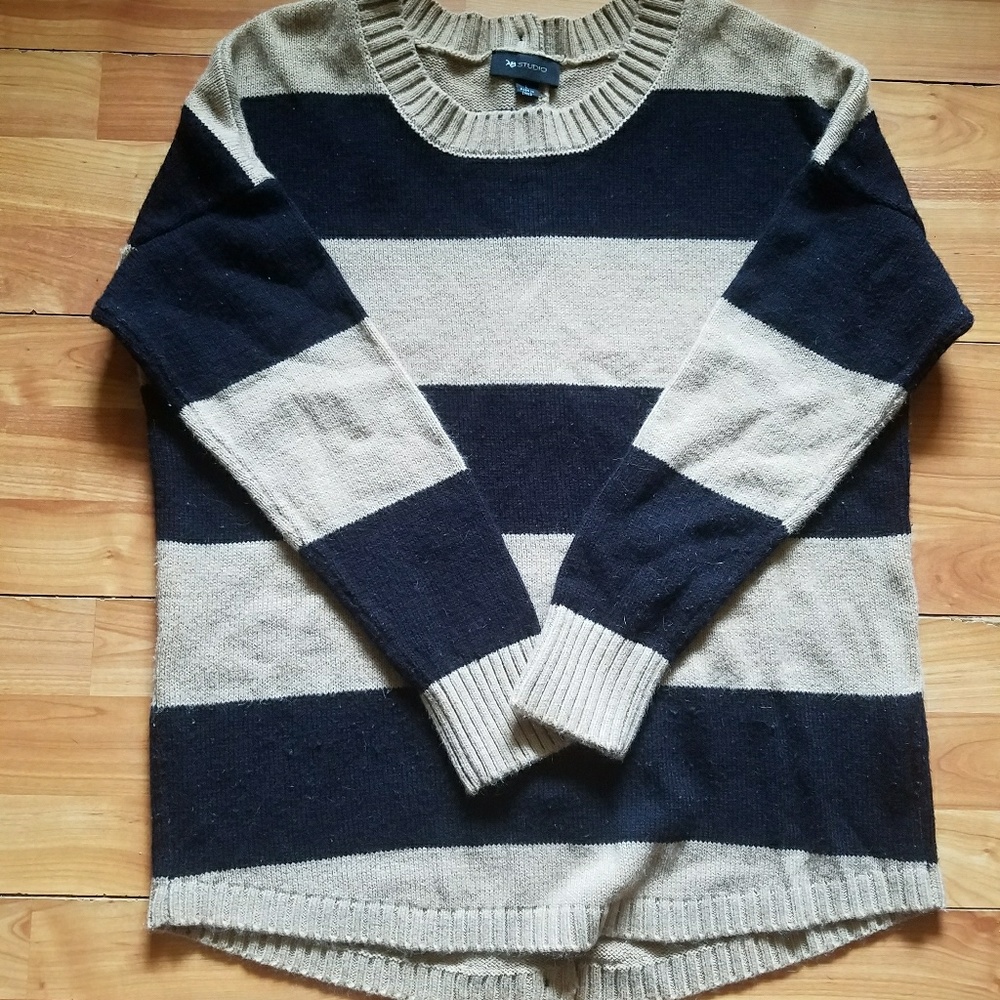 Long sleeves sweater.
